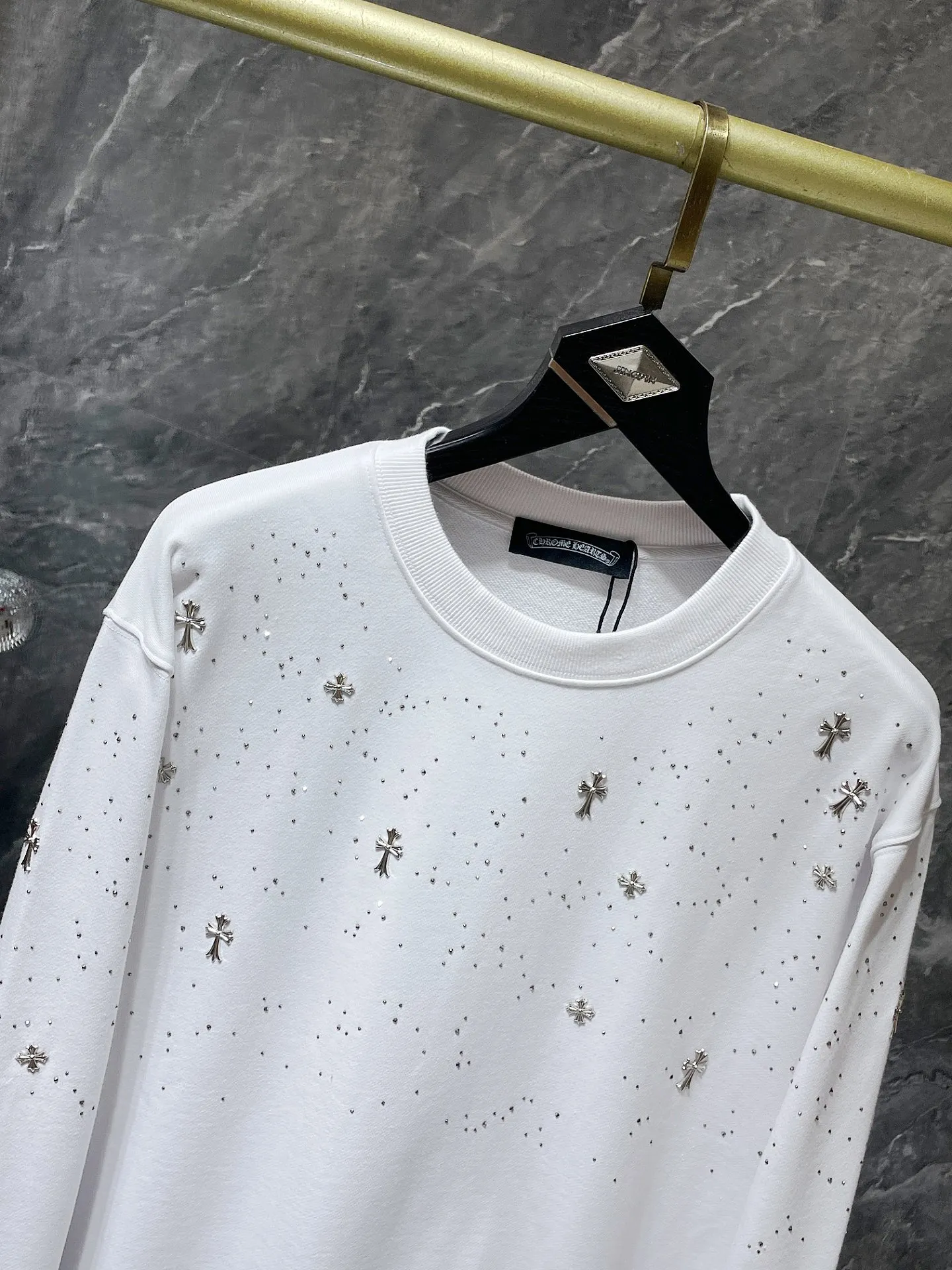 P240 Chrome Hearts Autumn and Winter 2025 New products are available at the counter at the same time. High-weight, environmentally friendly and high-quality top-quality fabrics. Starry cross round neck sweatshirt. Imported environmentally friendly glue printing and dyeing. Counters at the same time. Re-engraved version 1:1. Recommended color: black. White. Size: S, M, L, XL.